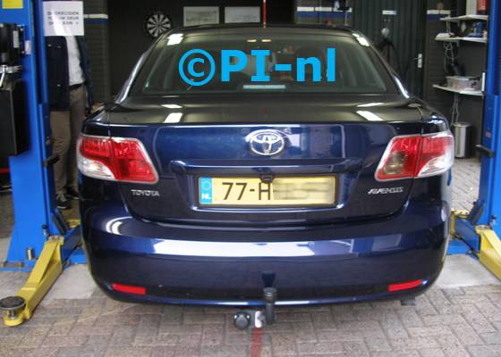 Kentekenplaat-camera (set 2018) naar eigen scherm ingebouwd door PI-nl in een Toyota Avensis sedan uit 2009.