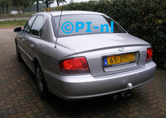 Parkeersensoren (set E 2018) ingebouwd door PI-nl in een Hyundai Sonata uit 2002. De pieper werd verstopt.