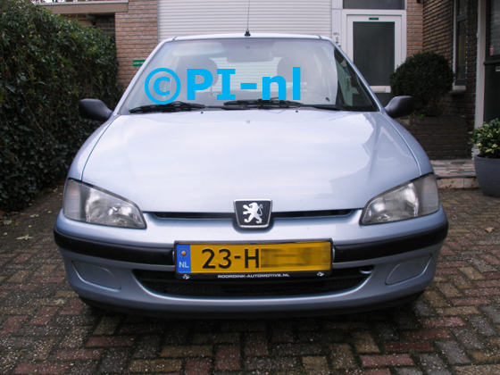Parkeersensoren (set E 2018) ingebouwd door PI-nl in de voorbumper van een Peugeot 106 uit 2001. De pieper werd verstopt.