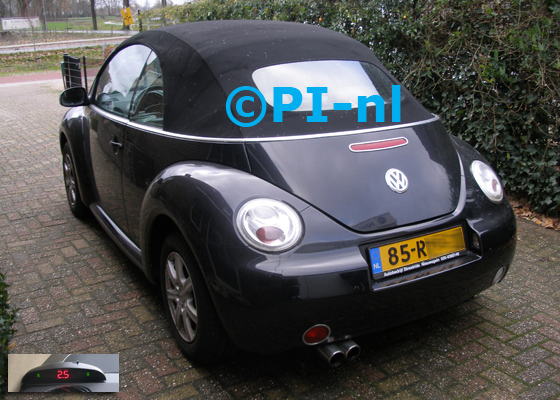 Parkeersensoren (set A 2018) ingebouwd door PI-nl in een Volkswagen New Beetle Cabriolet uit 2005. De display werd linksvoor bij de a-stijl gemonteerd.