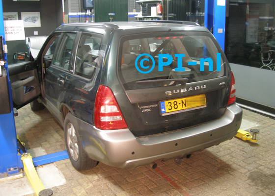 Parkeersensoren (set E 2018) ingebouwd door PI-nl in een Subaru Forester uit 2004. De pieper werd verstopt.