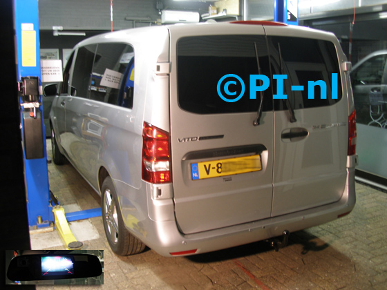 Parkeersensoren (set D 2018) ingebouwd door PI-nl in een Mercedes-Benz Vito Tourer V-klasse met canbus uit 2016. De spiegeldisplay is van de set met bumpercamera en standaard zilveren sensoren.