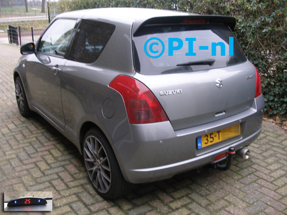 Parkeersensoren (set A 2018) ingebouwd door PI-nl in een Suzuki Swift uit 2006. De display werd linksvoor bij de a-stijl gemonteerd. Er werden standaard zilveren sensoren gemonteerd.