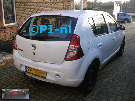 Parkeersensoren (set A 2018) ingebouwd door PI-nl in een Dacia Sandero uit 2012. De display werd linksvoor bij de a-stijl gemonteerd.