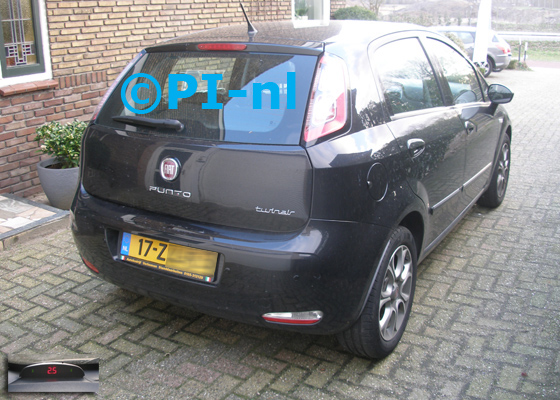 Parkeersensoren (set A 2019) ingebouwd door PI-nl in een Fiat Punto TwinAir uit 2012. De display werd linksvoor bij de a-stijl gemonteerd.