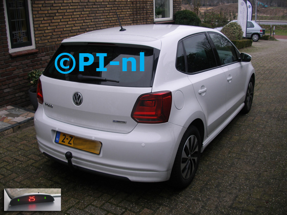 Parkeersensoren (set A 2019) ingebouwd door PI-nl in een Volkswagen Polo met canbus uit 2014. De display werd linksvoor bij de a-stijl geplaatst. Er werden standaard witte sensoren gemonteerd.