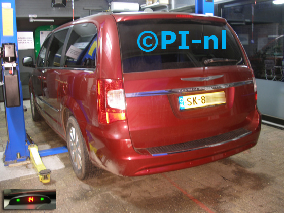 Parkeersensoren (set A 2019) ingebouwd door PI-nl in een Chrysler Town & Country 3.6 Automaat uit 2015. De display werd linksvoor bij de a-stijl gemonteerd.