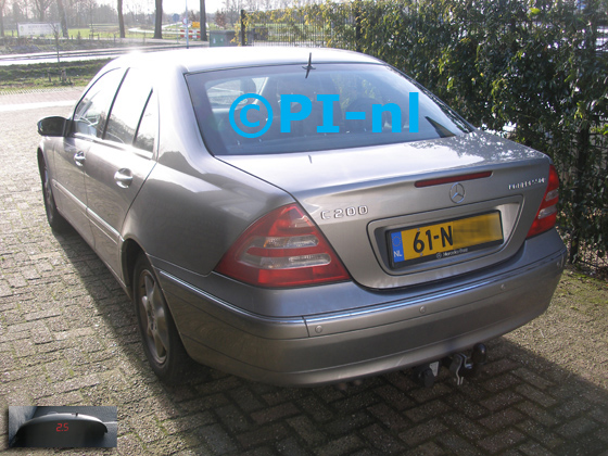 Parkeersensoren (set A 2019) ingebouwd door PI-nl in een Mercedes-Benz C200 uit 2003. De display werd linksvoor bij de a-stijl gemonteerd.