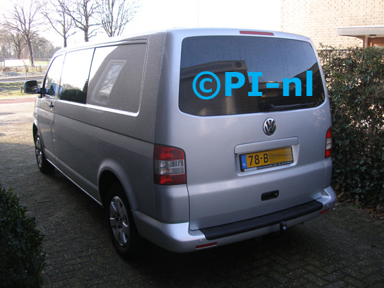Parkeersensoren (set E 2019) ingebouwd door PI-nl in een Volkswagen Transporter T5 Lang met canbus uit 2004. De pieper werd verstopt. Er werden twee gespoten sensoren gemonteerd en twee zwarte sensoren (in de gespoten dorpel). 