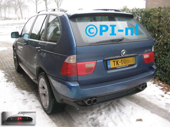 Parkeersensoren (set A 2019) ingebouwd door PI-nl in een BMW X5 3.0 met canbus uit 2009. De display werd linksvoor bij de a-stijl gemonteerd.