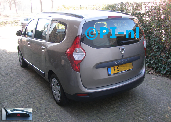 Parkeersensoren (set A 2019) ingebouwd door PI-nl in een Dacia Lodgy MPV uit 2014. De display werd linksvoor bij de a-stijl gemonteerd.