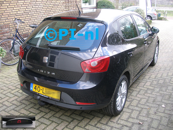 Parkeersensoren (set A 2015) ingebouwd door PI-nl in een Seat Ibiza uit 2010. De display werd linksvoor bij de a-stijl gemonteerd.