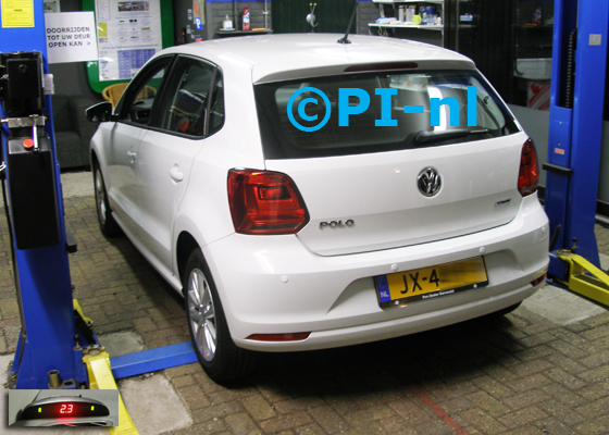 Parkeersensoren (set A 2019) ingebouwd door PI-nl in een Volkswagen Polo uit 2016 met canbus. De display werd linksvoor bij de a-stijl gemonteerd.