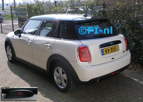 Parkeersensoren (set A 2019) ingebouwd door PI-nl in een Mini Cooper met canbus uit 2016. De display werd linksvoor bij de a-stijl gemonteerd.