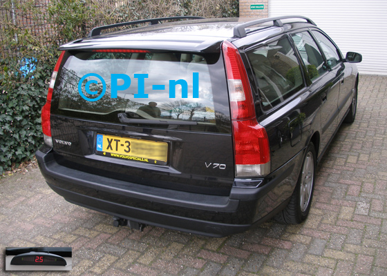 Parkeersensoren (set A 2019) ingebouwd door PI-nl in een Volvo V70 uit 2003. De display werd linksvoor bij de a-stijl gemonteerd.