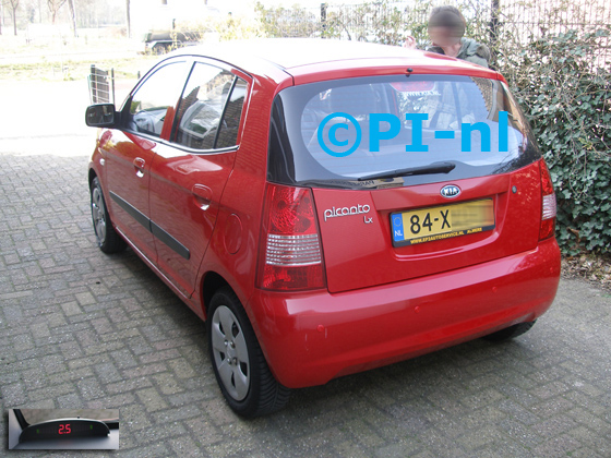 Parkeersensoren (set A 2019) ingebouwd door PI-nl in een Kia Picanto LX uit 2007. De display werd linksvoor bij de a-stijl gemonteerd. Er werden standaard rode sensoren gemonteerd.