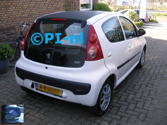 Parkeersensoren (set B2 2019) ingebouwd door PI-nl in een Peugeot 107 uit 2013. De display werd linksvoor bij de a-stijl gemonteerd.