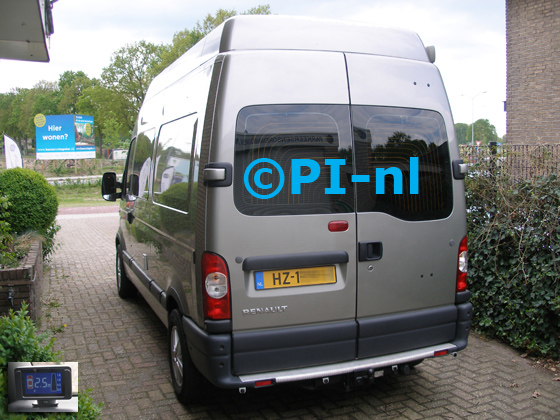 Parkeersensoren (set B1 2019) ingebouwd door PI-nl in een Renault Master camper met canbus uit 2008. De display werd linksvoor bij de a-stijl gemonteerd. De sensoren werden in ophangbeugeltjes geplaatst.