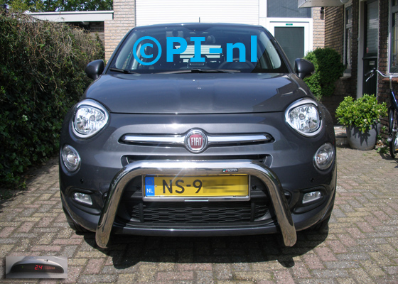 Parkeersensoren (set A 2019) ingebouwd door PI-nl in de voorbumper van een Fiat 500X uit 2017. De display werd linksvoor bij de a-stijl gemonteerd.