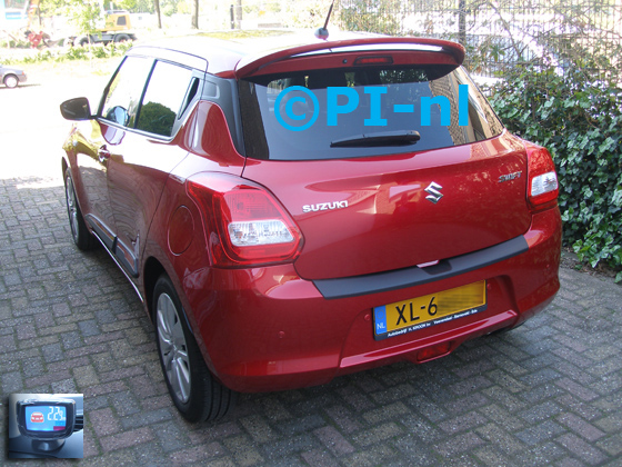 Parkeersensoren (set B 2019) ingebouwd door PI-nl in een Suzuki Swift (nieuw) uit 2019. De display werd linksvoor bij de a-stijl gemonteerd.