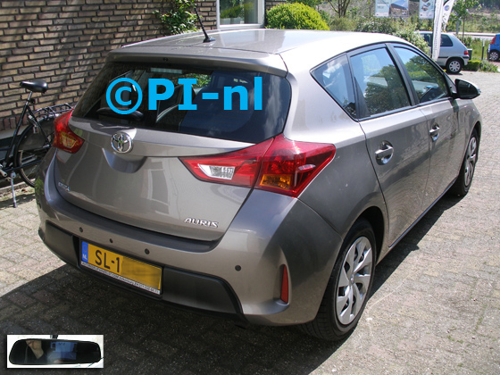 Parkeersensoren (set D 2019) ingebouwd door PI-nl in een Toyota Auris uit 2015. De spiegeldisplay is van de set met bumpercamera en sensoren.