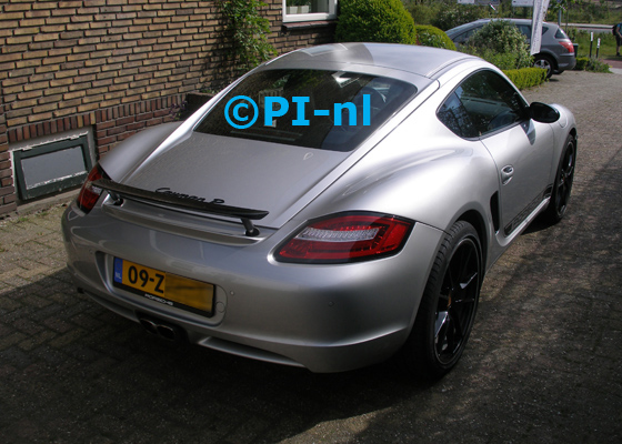 OEM-parkeersensoren (set H 2019) ingebouwd door PI-nl in een Porsche Cayman S in R-uitvoering met canbus uit 2006. De pieper werd verstopt.