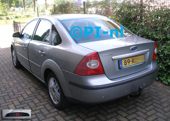 Parkeersensoren (set A 2018) ingebouwd door PI-nl in een Ford Focus hatchback uit 2006. De display werd op de binnenspiegel gemonteerd.
