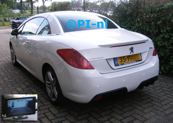 Parkeersensoren (set D 2019) ingebouwd door PI-nl in een Peugeot 308 CC met canbus uit 2011. De monitor is van de set met bumpercamera en sensoren. Er werden standaard witte sensoren gemonteerd.