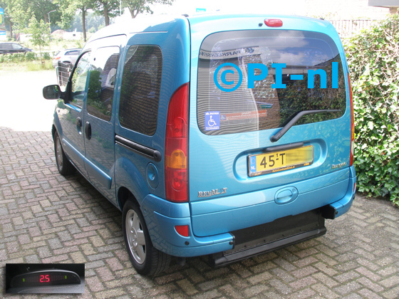 Parkeersensoren (set A 2019) ingebouwd door PI-nl in een Renault Kangoo rolstoelauto uit 2011. De display werd linksvoor bij de a-stijl gemonteerd.