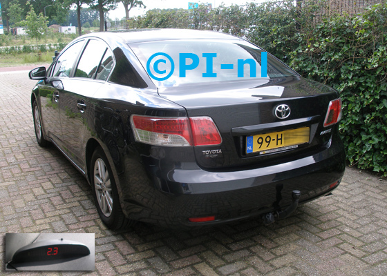 OEM-parkeersensoren (set H 2010) ingebouwd door PI-nl in een Toyota Avensis sedan uit 2009. De pieper werd linksvoor bij de a-stijl gemonteerd.