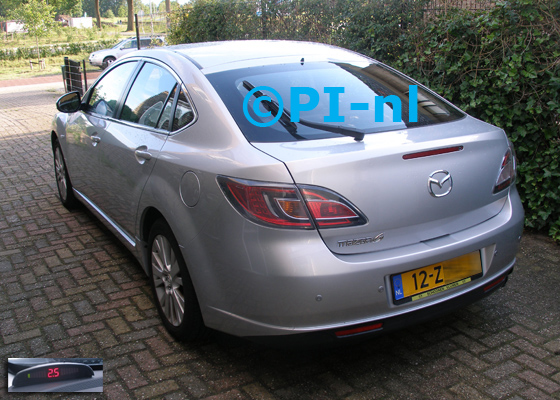 Parkeersensoren (set A 2019) ingebouwd door PI-nl in een Mazda 6 hatchback uit 2008. De display werd linksvoor bij de a-stijl gemonteerd. Er werden standaard zilveren sensoren gemonteerd.