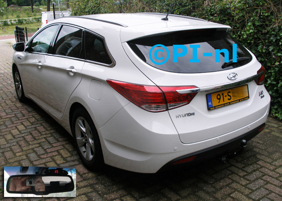 Parkeersensoren (set A 2019) ingebouwd door PI-nl in een Hyundai i40 CW uit 2011. De display werd bovenop de binnenspiegel gemonteerd.