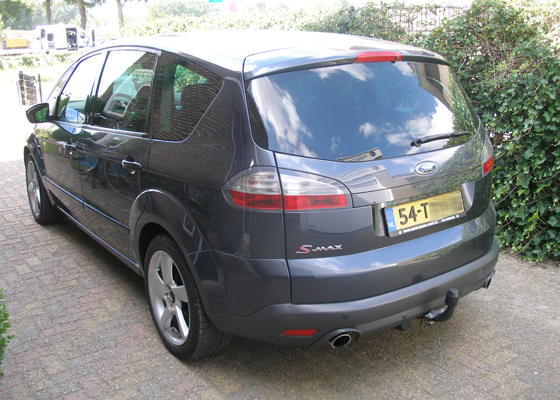 Parkeersensoren (set E 2019) ingebouwd door PI-nl in een Ford S-Max met canbus uit 2006. De pieper werd onder het dashboard gemonteerd.