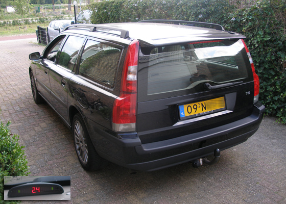 Parkeersensoren (set A 2019) ingebouwd door PI-nl in een Volvo V70 uit 2004. De display werd linksvoor bij de a-stijl gemonteerd.