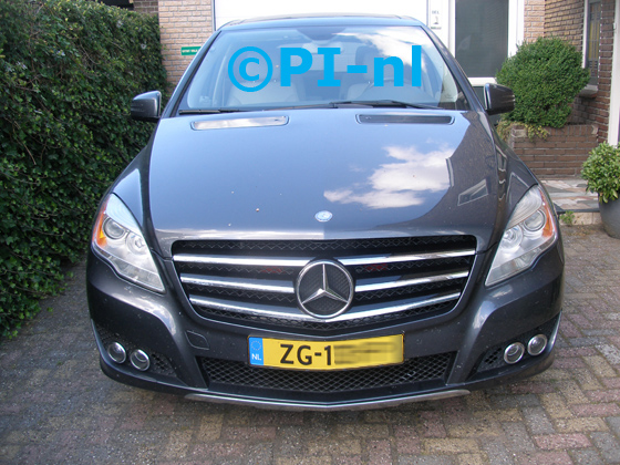 OEM-parkeersensoren (set H 2019) ingebouwd door PI-nl in de voorbumper van een Mercedes-Benz R350 uit 2011. De zoemer werd verstopt.