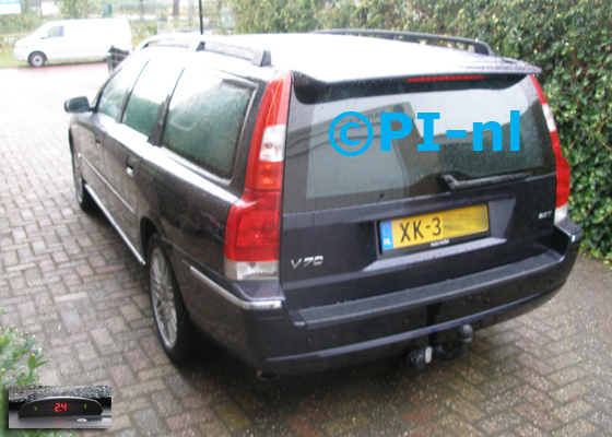 Parkeersensoren (set A 2019) ingebouwd door PI-nl in een Volvo V70 uit 2004. De display werd linksvoor bij de a-stijl gemonteerd. Een kapotte set van een ander merk werd vervangen door een set van PI-nl.