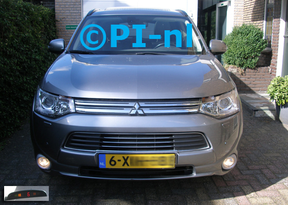 Parkeersensoren (set A 2019) ingebouwd door PI-nl in de voorbumper van een Mitsubishi Outlander PHEV uit 2014. De display werd linksvoor bij de a-stijl gemonteerd.