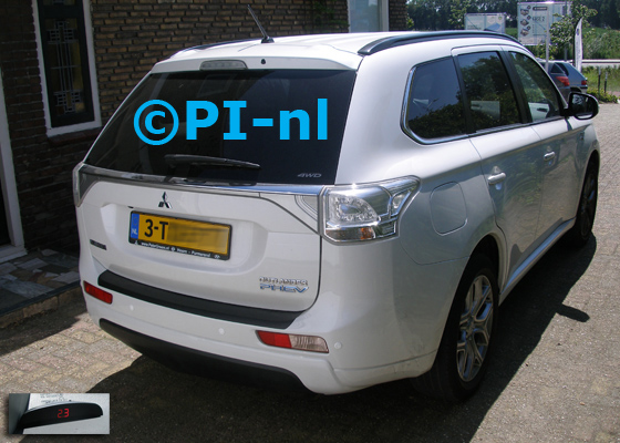 Parkeersensoren (set A 2019) ingebouwd door PI-nl in een Mitsubishi Outlander PHEV met canbus uit 2014. De display werd linksvoor bij de a-stijl gemonteerd.