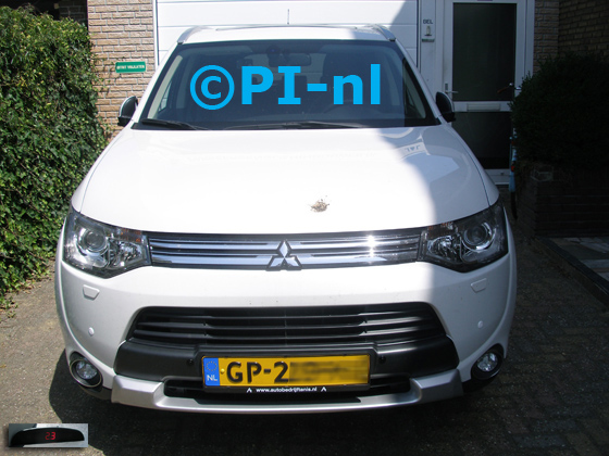 Parkeersensoren (set A 2019) ingebouwd door PI-nl in de voorbumper van een Mitsubishi Outlander PHEV uit 2015. De display is werd linksvoor bij de a-stijl gemonteerd.