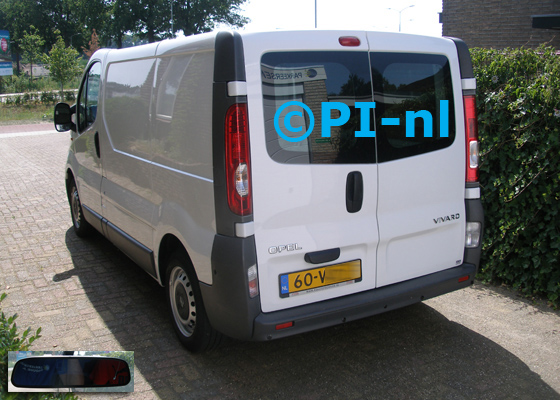Parkeersensoren (set D 2019) ingebouwd door PI-nl in een Opel Vivaro uit 2007. De spiegeldisplay is van de set met bumpercamera en sensoren.