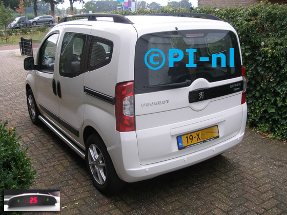 Parkeersensoren (set A 2019) ingebouwd door PI-nl in een Peugeot Bipper uit 2012. De display werd midden op het dashboard gemonteerd.