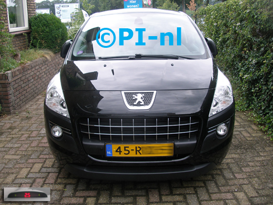 Parkeersensoren (set A 2019) ingebouwd door PI-nl in de voorbumper van een Peugeot 3008 uit 2011. De display werd linksvoor bij de a-stijl gemonteerd.