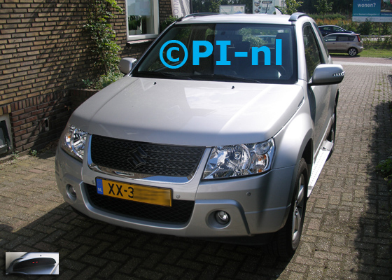 Parkeersensoren (set A 2019) ingebouwd door PI-nl in de voorbumper van een Suzuki Grand Vitara uit 2010. De display werd linksvoor bij de a-stijl gemonteerd.