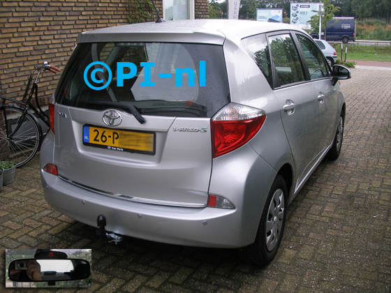 Parkeersensoren (set A 2019) ingebouwd door PI-nl in een Toyota Verso S uit 2011. De display werd op de binnenspiegel gemonteerd.