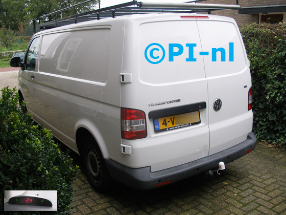 Parkeersensoren (set A 2019) ingebouwd door PI-nl in een Volkswagen Transporter met canbus uit 2010. De display werd linksvoor bij de a-stijl gemonteerd.