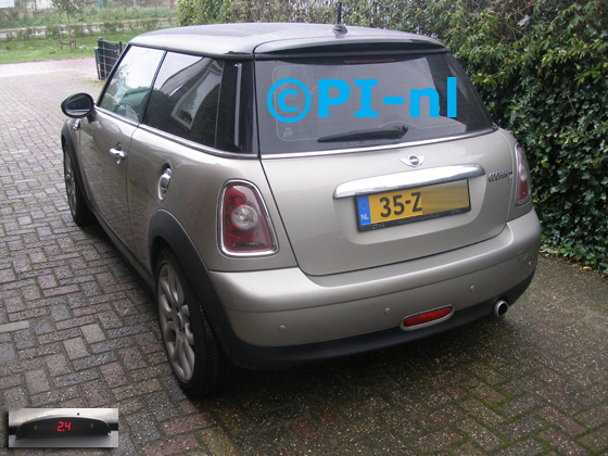 Parkeersensoren (set A 2019) ingebouwd door PI-nl in een Mini Cooper met canbus uit 2008. De display werd linksvoor bij de a-stijl gemonteerd.