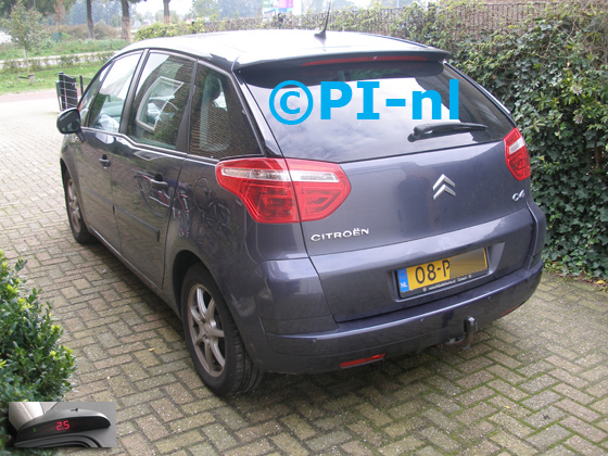 Parkeersensoren (set A 2019) ingebouwd door PI-nl in een Citroen C4 Picasso uit 2011. De display werd links bij de a-stijl gemonteerd.