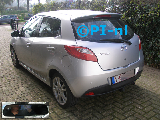 Parkeersensoren (set F 2019) ingebouwd door PI-nl in een Mazda 2 uit 2008. De spiegeldisplay is van de set met kentekenplaatcamera en sensoren.