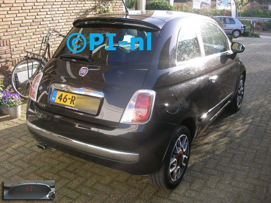 OEM-parkeersensoren (set H 2019) ingebouwd door PI-nl in een Fiat 500 uit 2011. De display werd linksvoor bij de a-stijl gemonteerd.