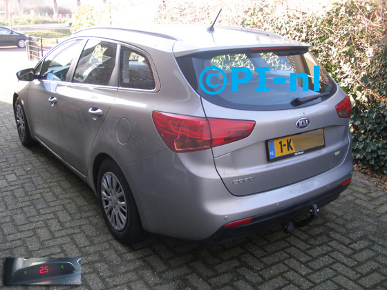 Parkeersensoren (set A 2019) ingebouwd door PI-nl in een Kia Cee'd Sportwagon met canbus uit 2013. De display werd linksvoor bij de a-stijl gemonteerd.